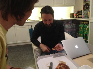 Illustration for article titled Norbi Alien-nyálkával kent jógaszőnyeget árul pizza néven
